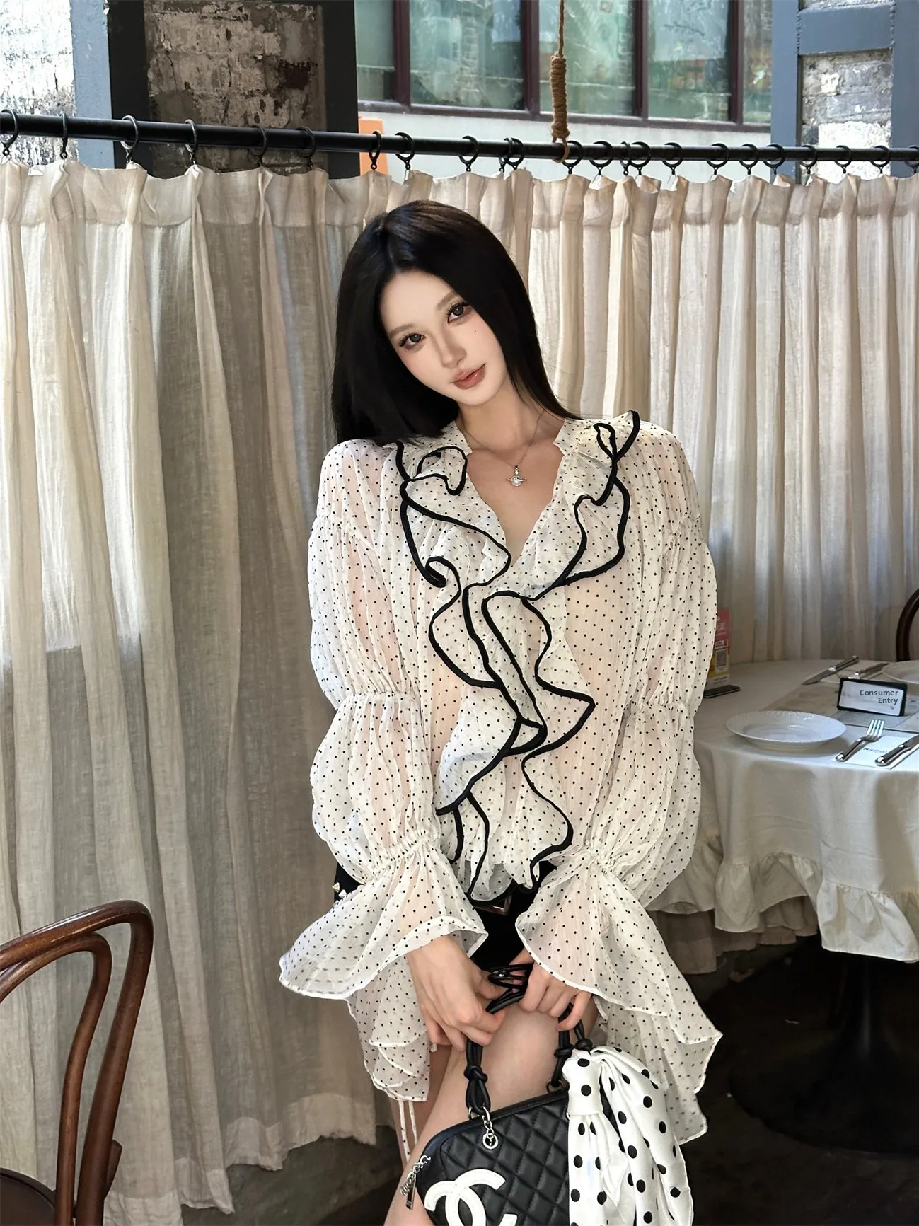 

Уникальный дизайн, женская блузка в горошек с V-образным вырезом, прозрачными плиссированными кружевными вставками по низу, модный тренд лета и осени, свободный крой, длинный рукав.