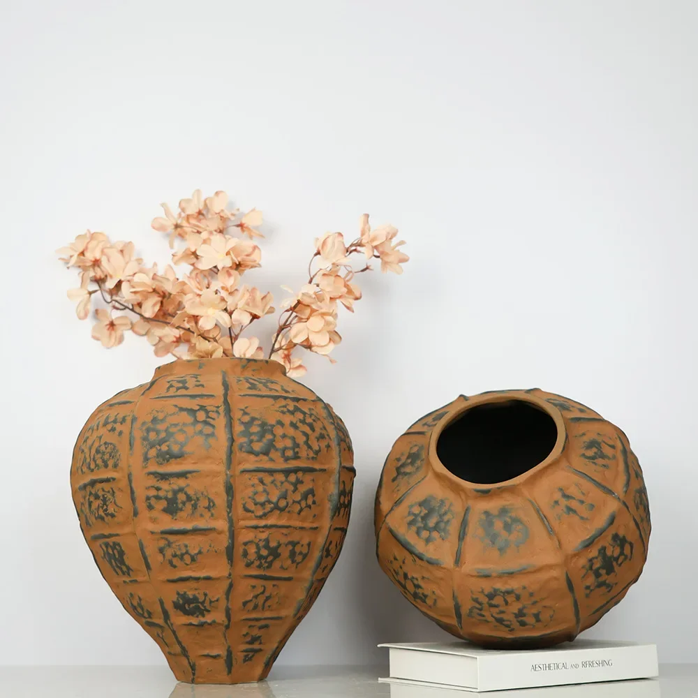 Creative flower arrangement at the entrance of the homestay Dried flower arrangement pendulum