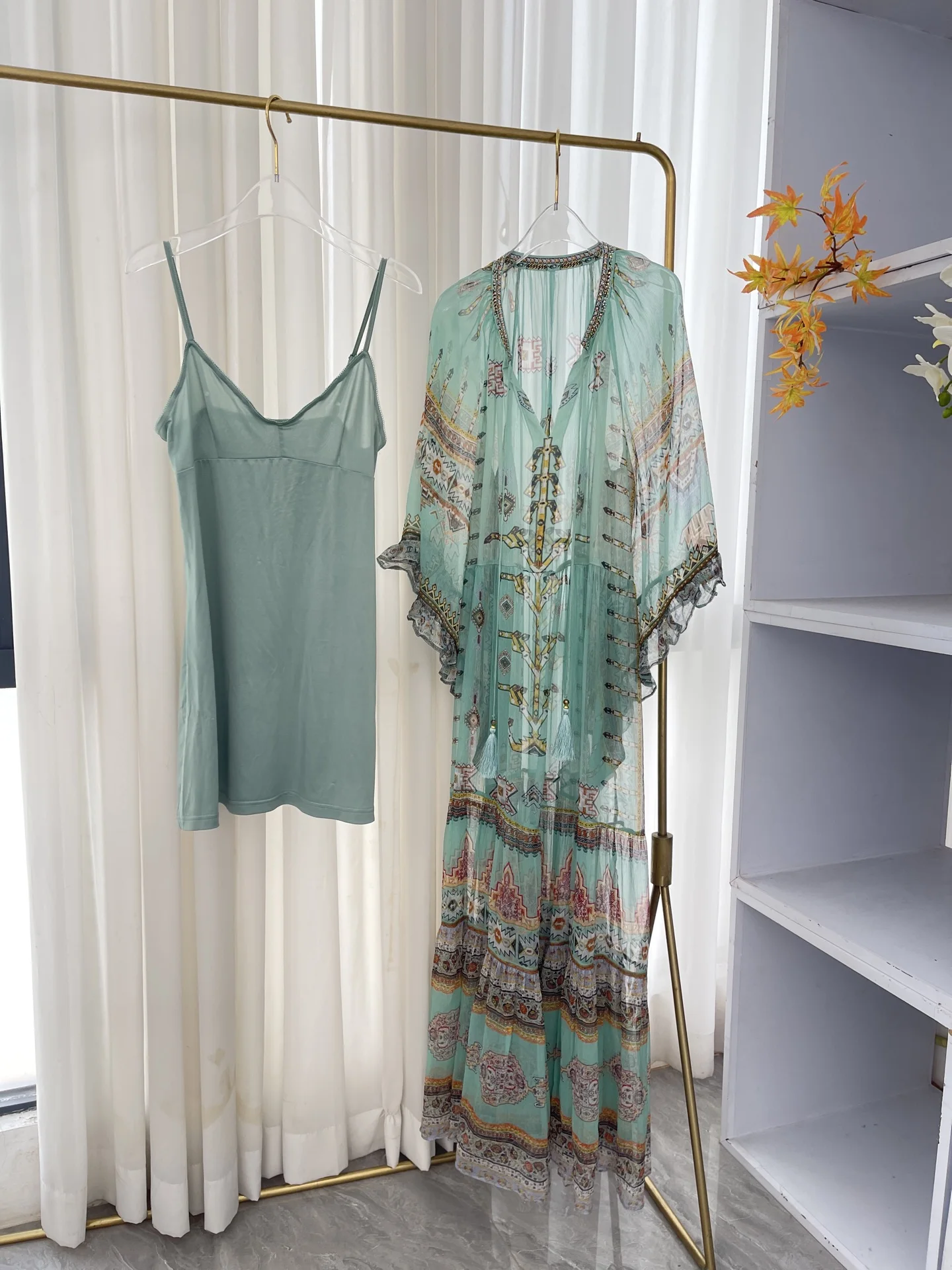 

Шифоновое платье макси высокого качества мятно-зеленого цвета с цветочным принтом в стиле бохо, прозрачными рукавами-летучая мышь и завязками-кисточками