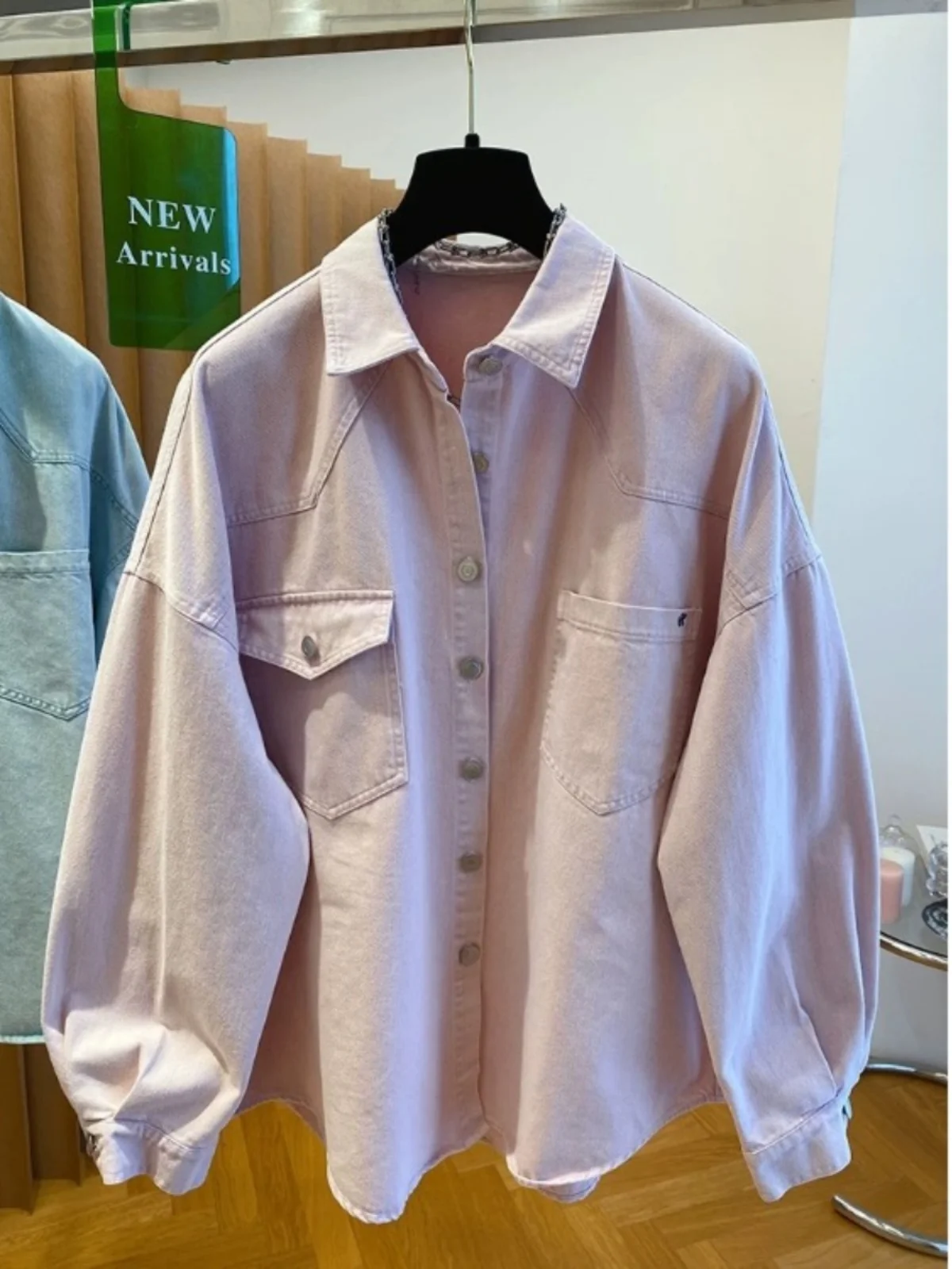 Luźny długi płaszcz jeansowy damski na wiosnę 2025, nowy, elegancki, różowy, casualowy, klasyczny kołnierz, odzież wierzchnia, modny płaszcz damski.