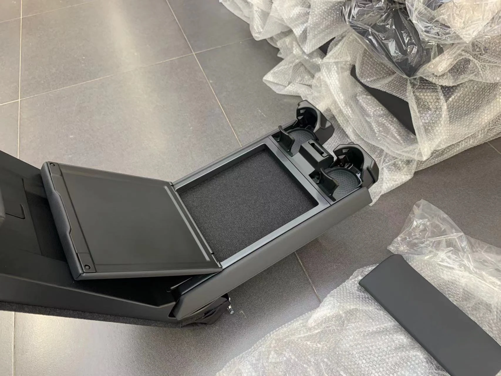 

For Audi A4 B9 upgraded rear seat armrest cup holder