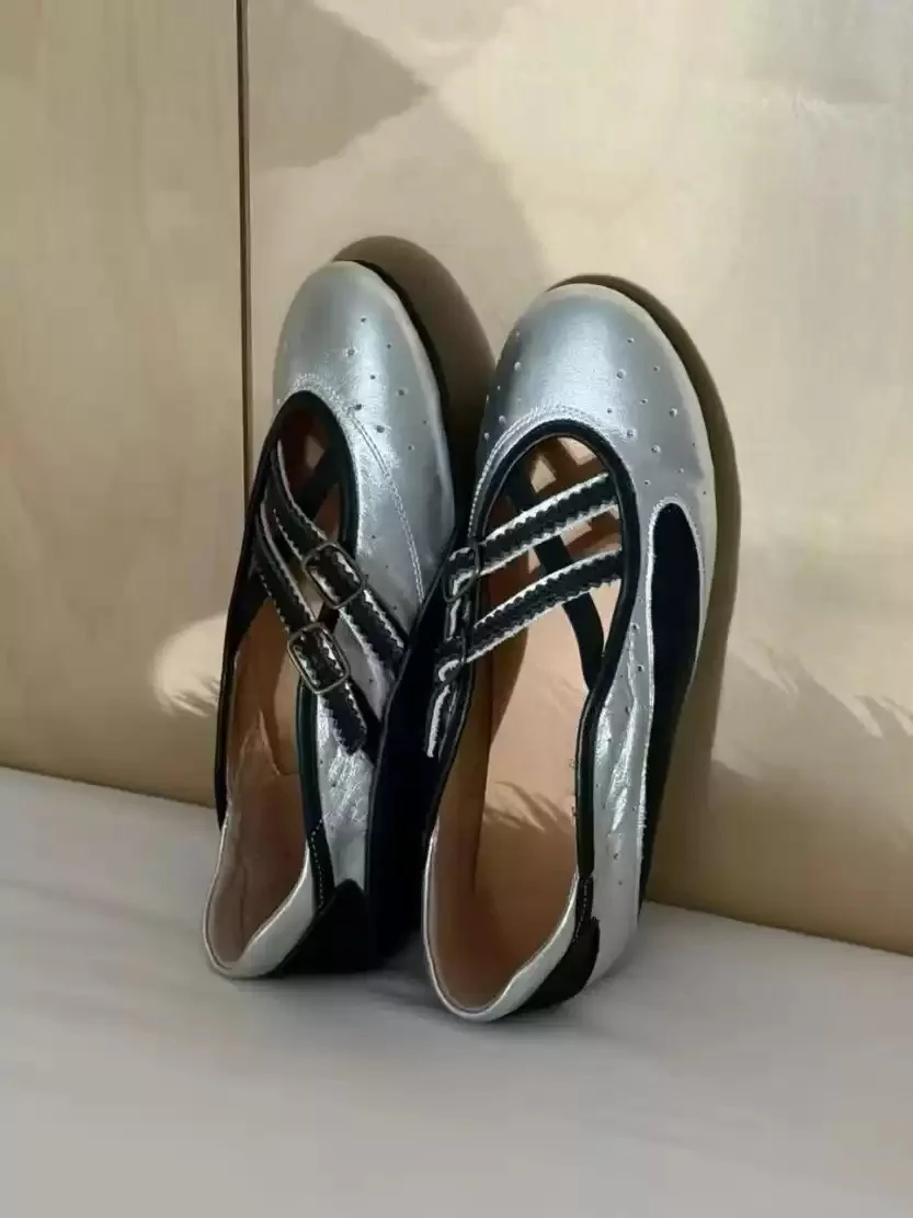 

Женские серебристо-черные двухцветные туфли Мэри Джейн на плоской подошве с двойной пряжкой и декором в стиле броги, в стиле Y2K, для повседневной носки и уличного стиля