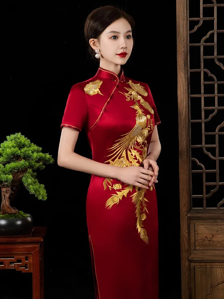 Nowa haftowana suknia ślubna cheongsam dla babci Xi to elegancka i dopasowana sukienka dla mamy.