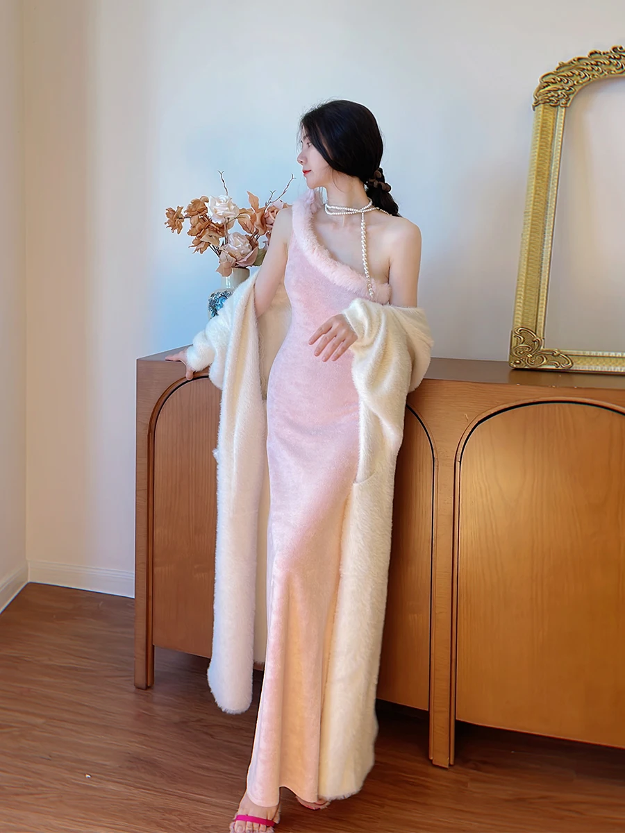 

Длинное розовое облегающее платье с меховым воротником и сексуальным дизайном на одно плечо, осенне-зимнее, из полиэстера