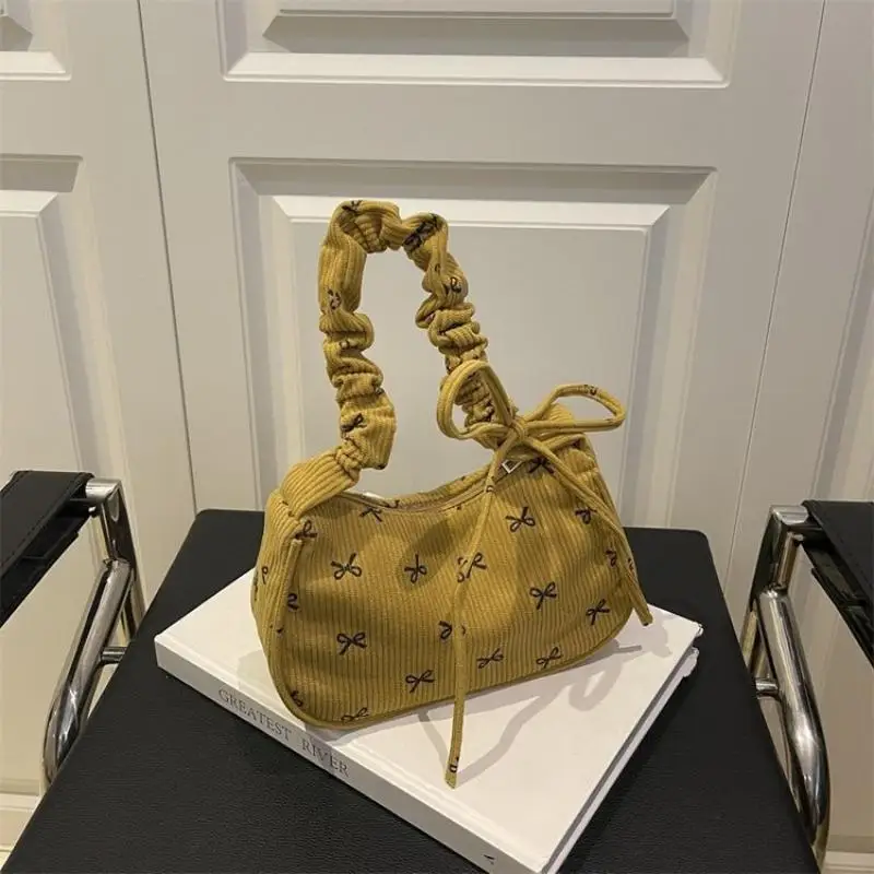 Niedliche Cordtasche mit Schleifendruck und gerafftem Riemen in verschiedenen Farben für den täglichen Gebrauch, Einkäufe und Arbeit. – Detail 2