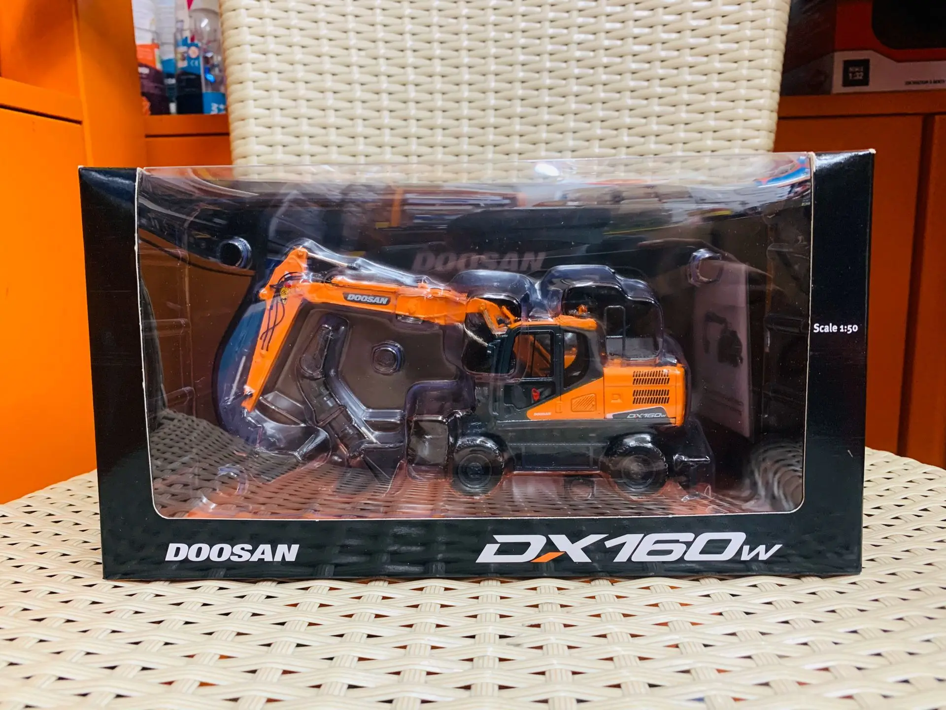 Doosan DX160W Wheeled Excavator 1/50 Scale Die-Cast  Model UH8134 New in Original Box