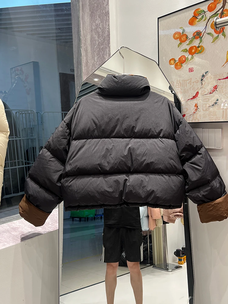 2025 Nuovo piumino corto invernale da donna edizione coreana moda colletto rialzato giacca da pane spessa allentata in colore a contrasto