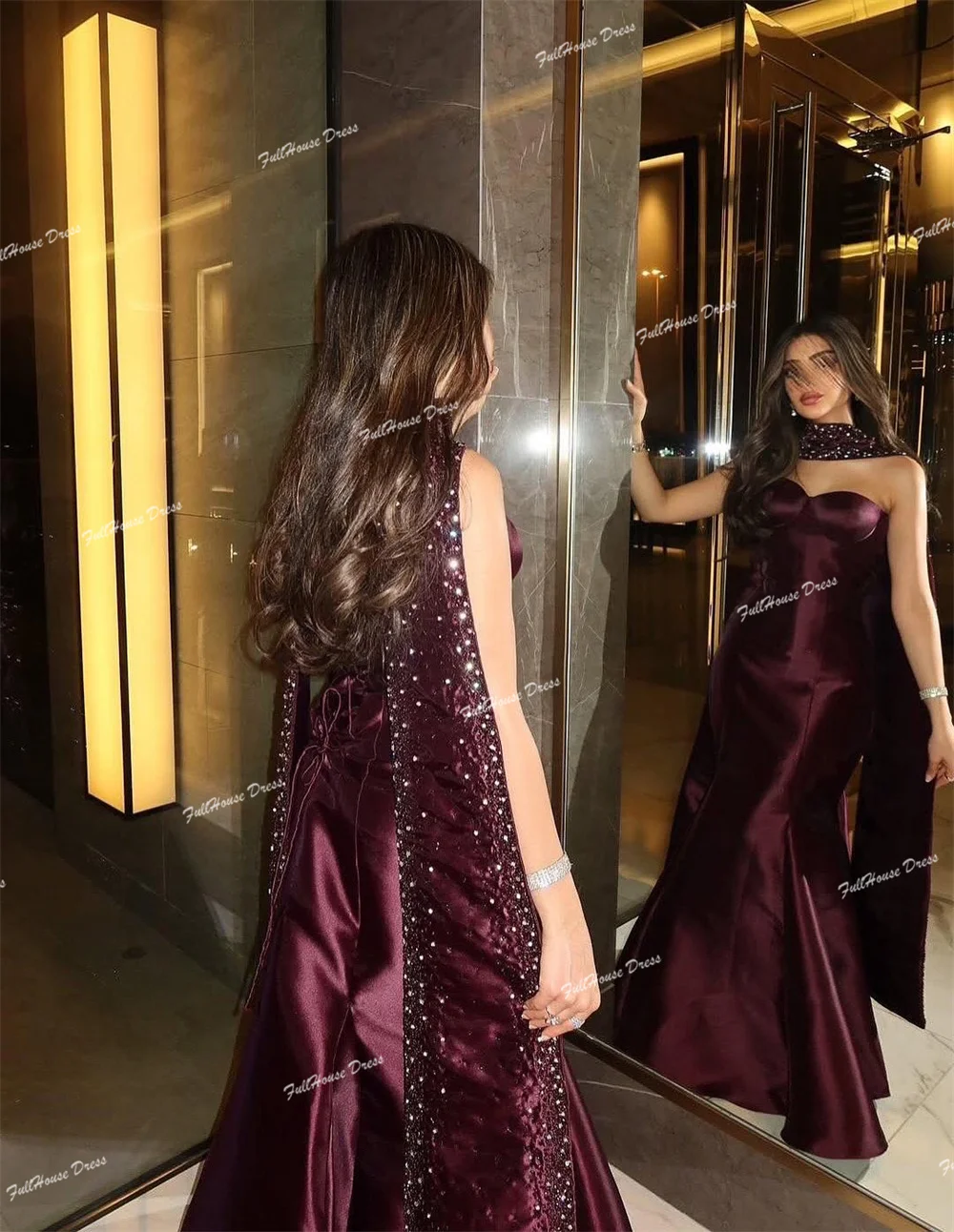 فستان سهرة سادة من الساتان بياقة على شكل قلب مصنوع حسب الطلب، فستان مثير بحورية البحر بدون ظهر بطول الأرض مع كيب مطرز