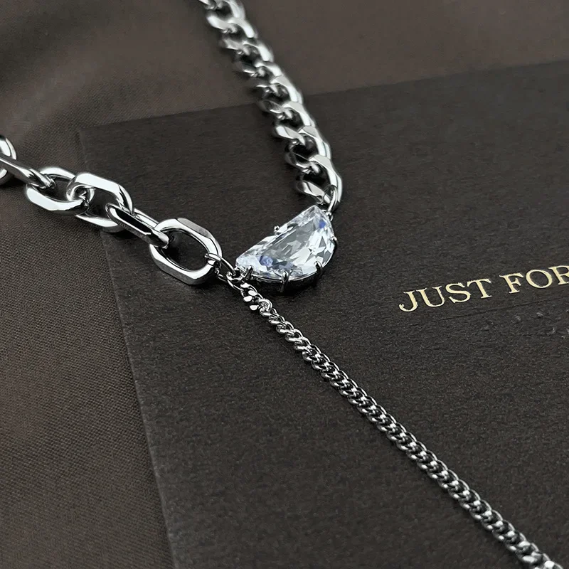 

Fashion clothing necklaces, women's zircon crescent-shaped pendants, horseshoe-shaped tassel accessories, sweater chains