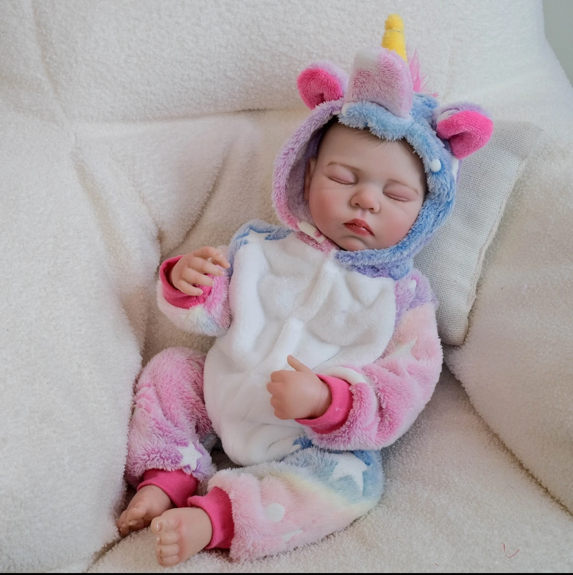Charlotte Reborn Baby de 19" - Mameluco con patas de unicornio, cara durmiente realista y realista - Dulce muñeca de arte coleccionable