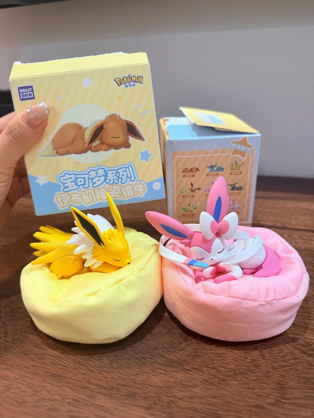 Neu auf Lager: Pokémon Eevee Schlafpositionen-Serie Blindbox – Sylveon, Umbreon, Flareon, Jolteon Anime Desktop-Dekorationsmodell Spielzeug – Detail 17