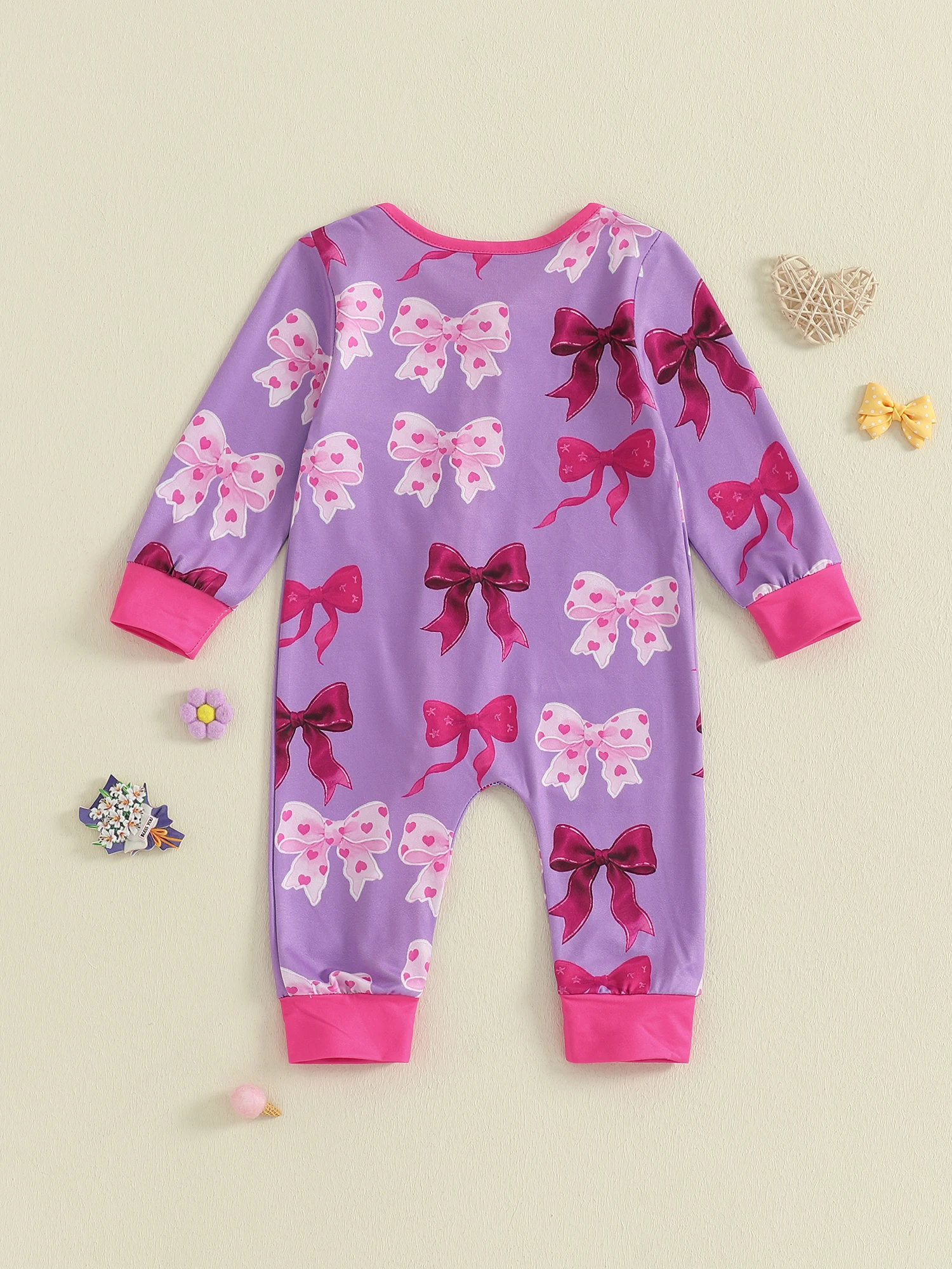 

Очаровательное осеннее боди для маленьких девочек с милым узором в виде банта. Стильные длинные рукава и удобная застежка-молния.