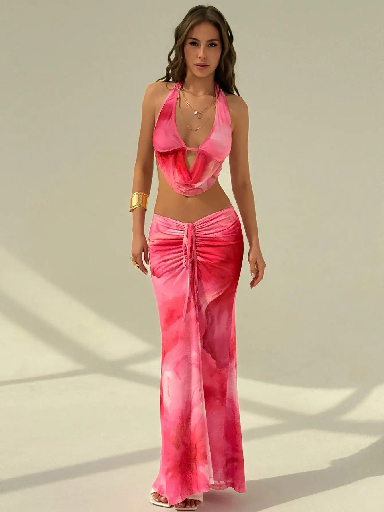 

Розовый комплект из укороченного топа с завязками на шее и плиссированной макси-юбки для летнего пляжного отдыха