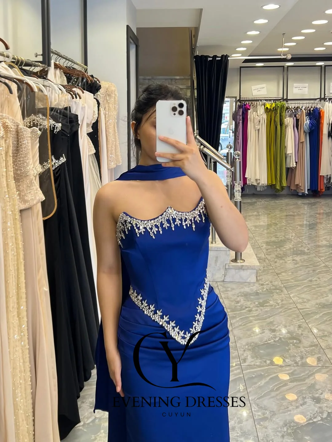 فستان سهرة نسائي فاخر باللون الأزرق الملكي من CUYUN مع خرز مخصص أنيق بدون حمالات لحفلات أعياد الميلاد وحفلات التخرج مناسبة خاصة