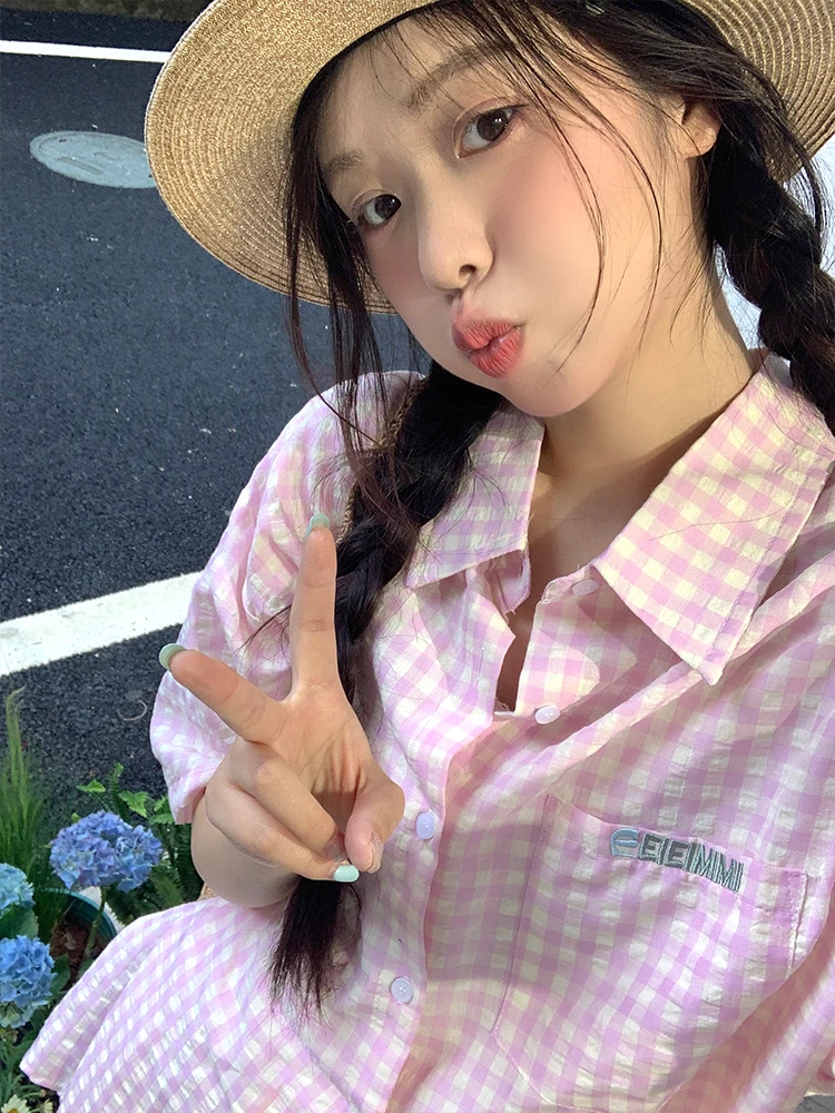 

NIDEBLA Корейская летняя повседневная рубашка с коротким рукавом, вышивкой и клетчатым узором, с защитой от солнца, для молодых женщин, свободного кроя, из хлопка...