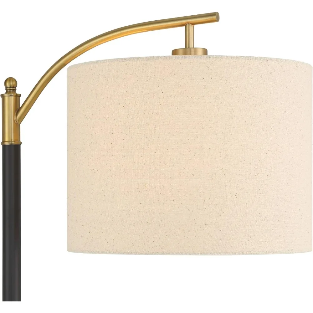 Moderne Rayna-vloerlamp uit het midden van de eeuw, 61,5 hoog, zwart en warm goudkleurig metaal, gebroken witte linnen trommelkap