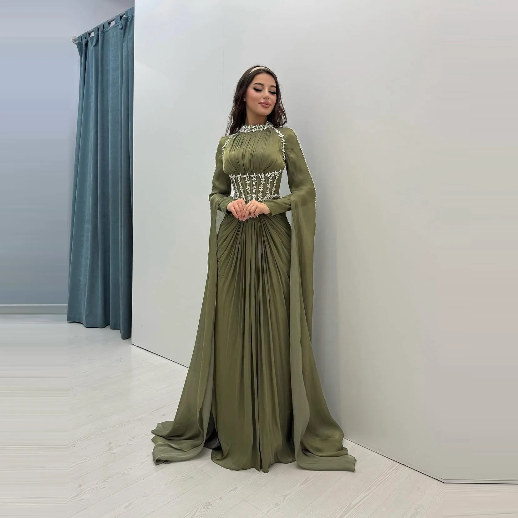 فستان سهرة جديد بأكمام طويلة باللون الأخضر الزيتوني مع خرز لؤلؤي، فستان طويل مكشكش برقبة عالية للحفلات الراقصة، الزفاف، والحفلات الرسمية المسلمة