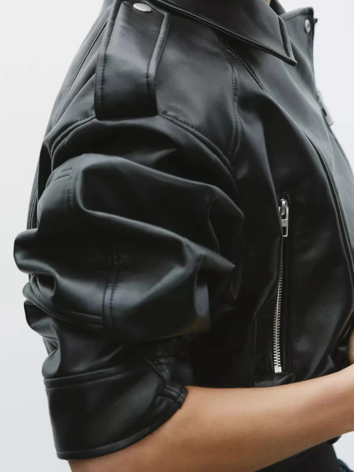 เสื้อแจ็คเก็ตสไตล์ไบค์เกอร์สำหรับผู้หญิง ฤดูใบไม้ผลิ 2025  หนังเทียม ปกพับ ทรงหลวม สไตล์สตรีท แขนยาว ซิป