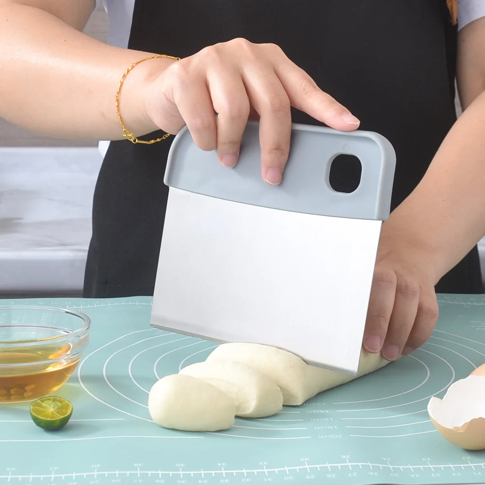 Bake stainless steel plastic three-in-one flour cutter Bake rice rolls scrape flour and cut household cream scraper.