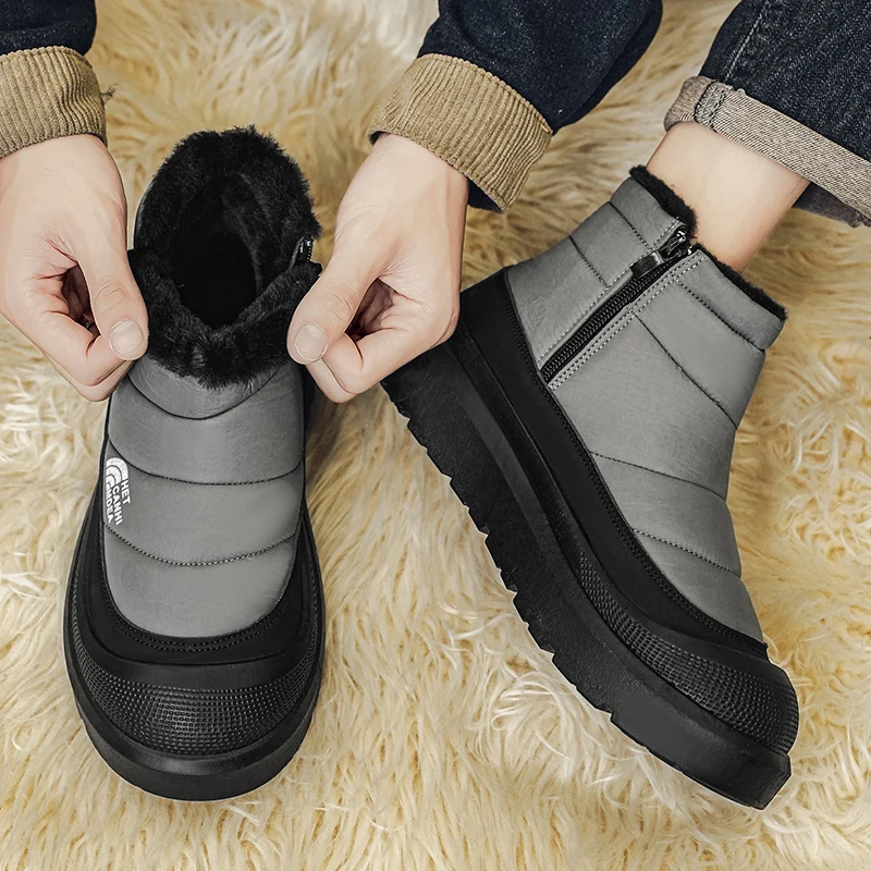 أحذية الثلوج الشتوية لعام 2025 دافئة بالإضافة إلى أحذية رجالية سميكة مخملية للخروج أحذية قطنية عالية الجودة بنعل سميك ومضادة للتجميد