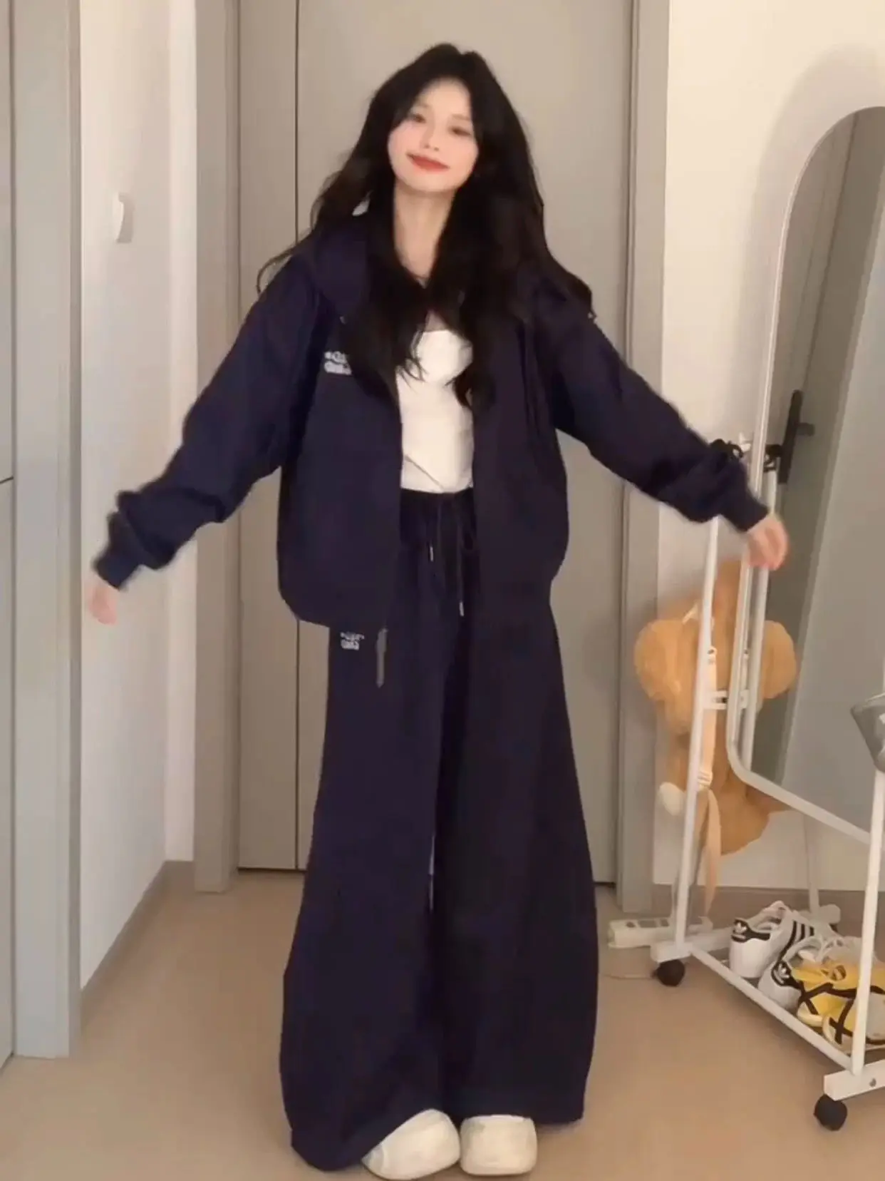 Marineblauwe trainingsbroek met wijde pijpen |   Zachte, gezellige stof |   Ontspannen pasvorm en minimalistisch ontwerp |   Perfecte vakantie-loungewear en casual outfits