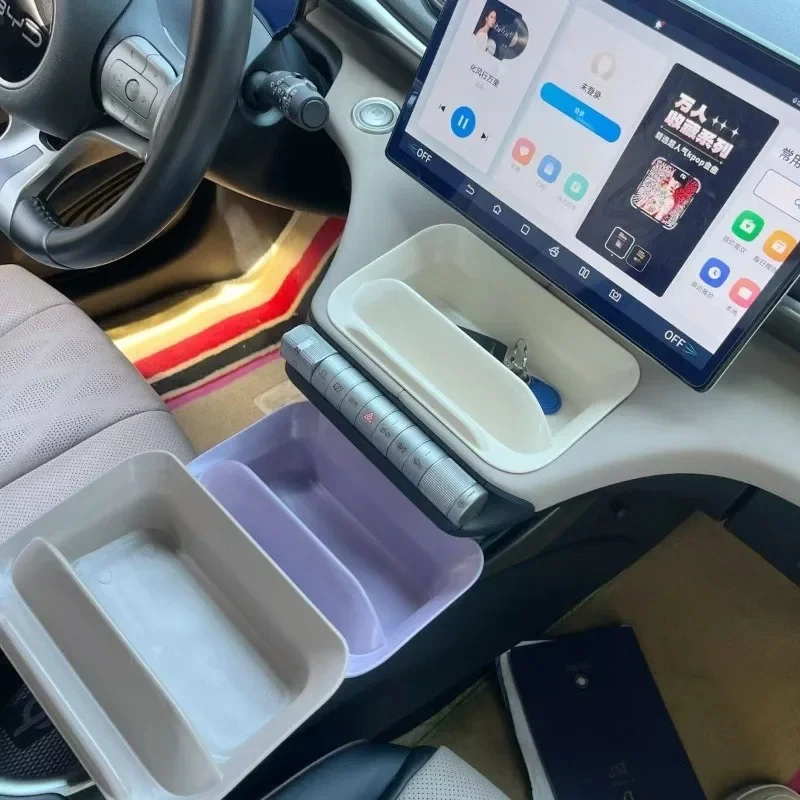 Mittelkonsolen-Aufbewahrungsbox für BYD Dolphin 2021-2025 unter dem Bildschirm, ABS-Organizer-Ablage, rutschfester Halter für Handy, Schlüssel, Sonnenbrille – Detail 3