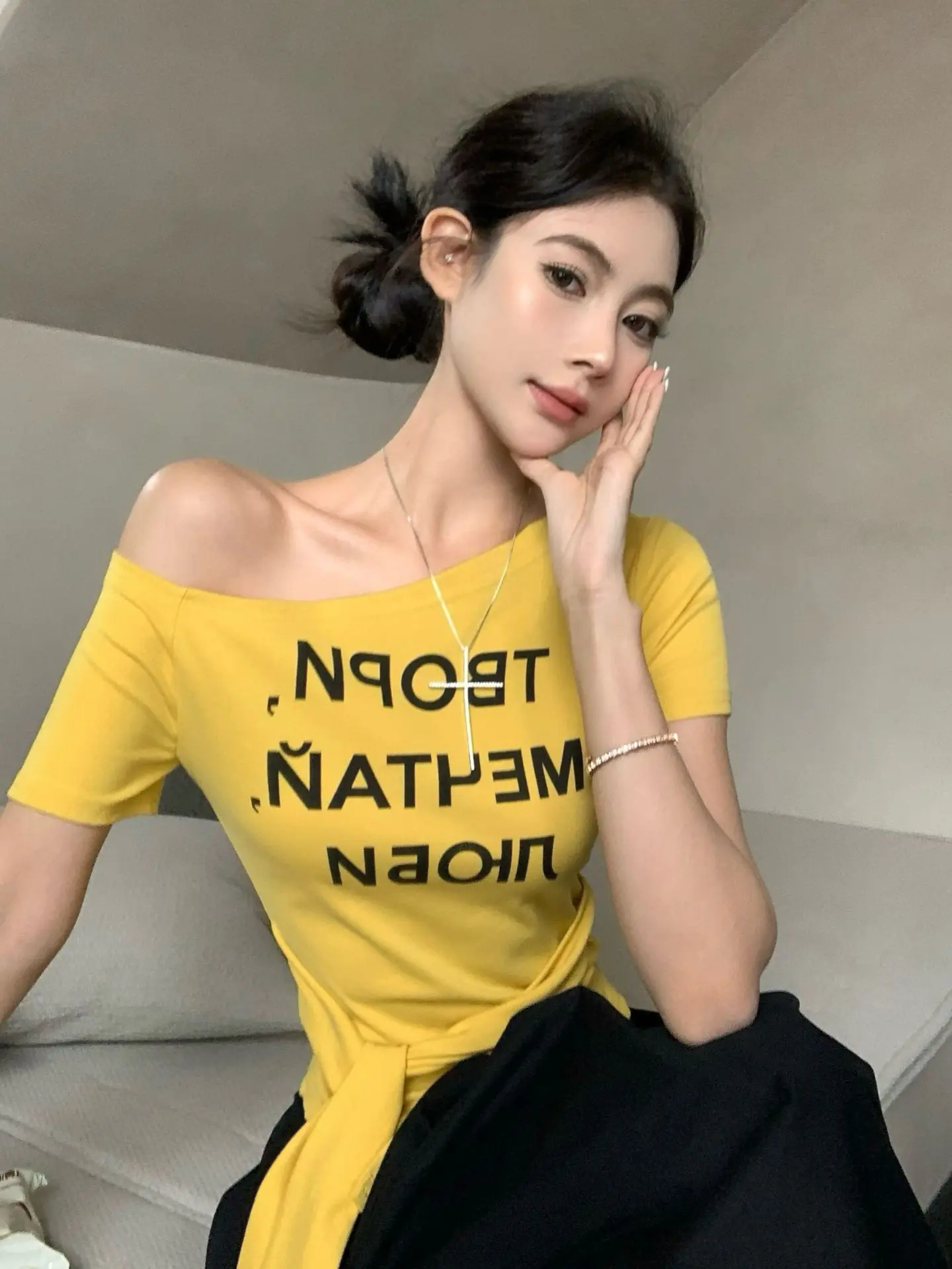 Damen Sommer T-Shirt mit Buchstaben-Print, One-Shoulder, Kurzarm, Slim-Fit Top, Mädchen Kurzes Studenten-Basisshirt, Lässiges T-Shirt für Frauen – Detail 24