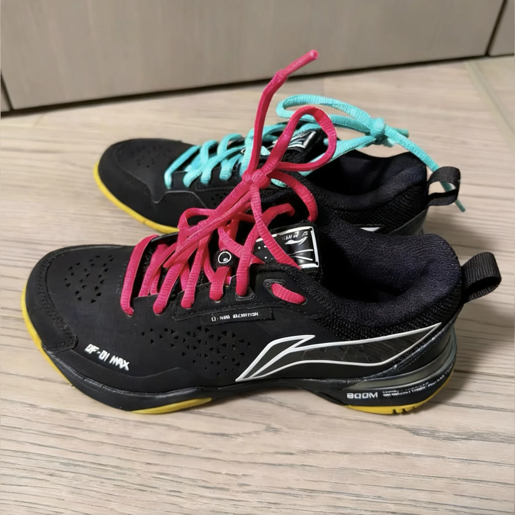 tenis-de-badminton-com-cadarcos-em-meio-circulo-estilos-masculinos-e-femininos-varias-cores-disponiveis-tenis-sharp