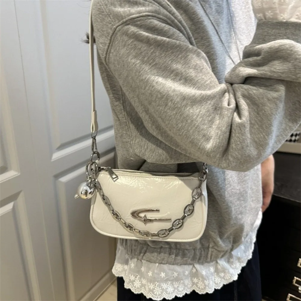 PU Y2K Shoulder Bag Metal Ball Pendant Pleated Design Metal Chain Hobo Handbag White Color Zipper Closure Underarm Bag Dating 5