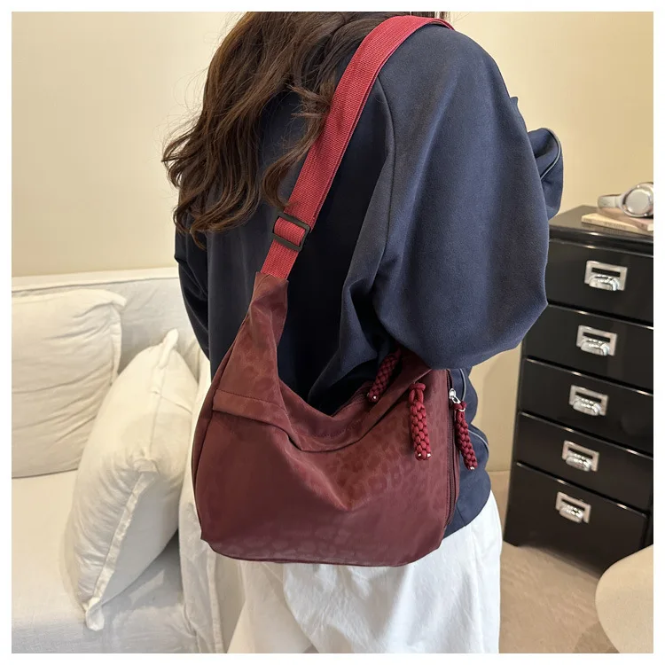 Modische Damen-Umhängetasche mit Leopardenmuster, große Kapazität, Hobo-Umhängetasche für den täglichen Pendelverkehr, lässiges Outfit, Achseltasche – Detail 19