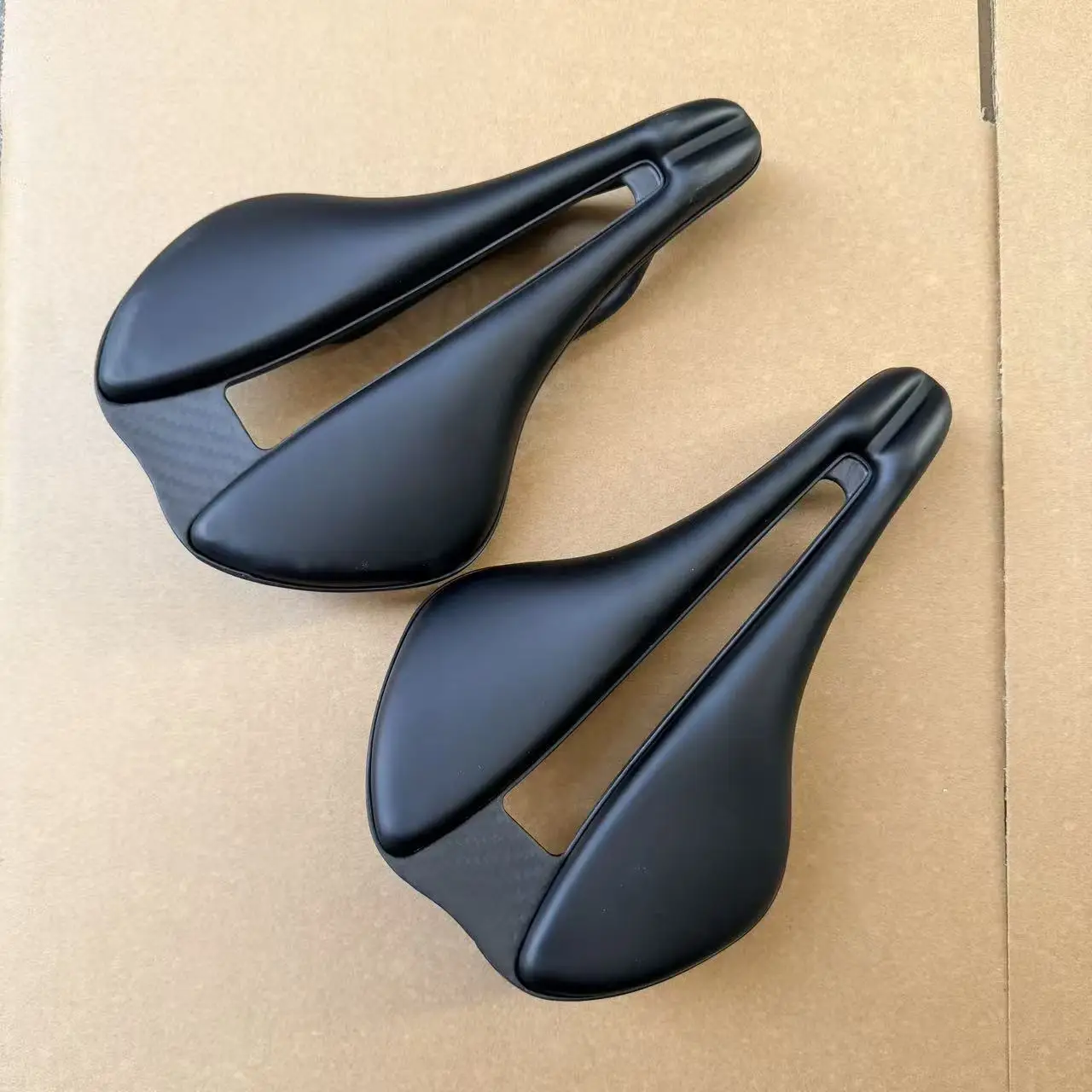 T1000 Carbonfaser-Rennradsattel, kurze Nase, 240 x 155 mm, ergonomisches Design, ultraleicht, 110 g, Fahrradsattel für Mountainbikes. – Detail 5