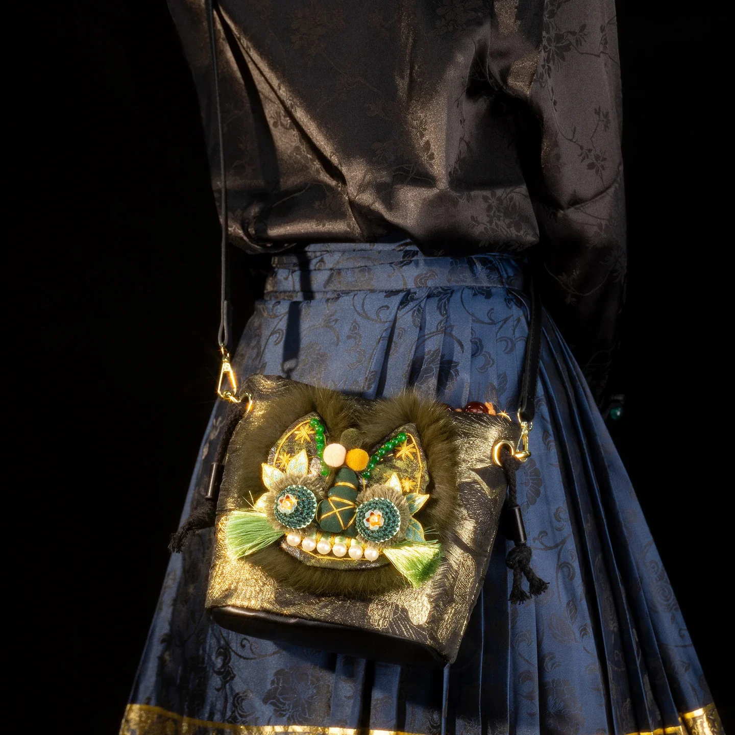 エスニック調の女性用クロスボディバッグ。3D刺繍、ドローストリング付き、バケット型。レトロなシルクジャカード素材に、ファーとパールがあしらわれた、チャイナドレスや普段使い、パーティーに最適なバッグ。 1