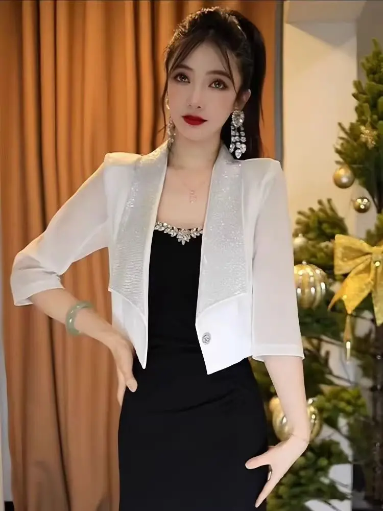 

Женская летняя куртка: Новинка! Атласный сетчатый жакет с одной пуговицей и рукавом 3/4, украшенный стразами.