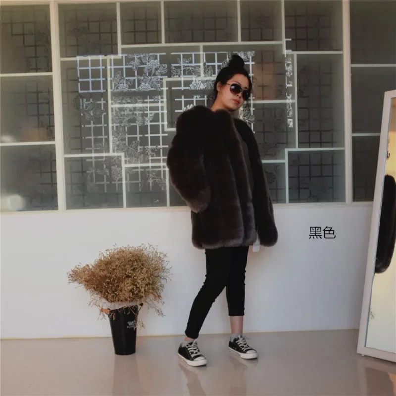 เสื้อโค้ทขนเฟอร์เทียมแฟชั่น คอลเลคชั่นฤดูหนาว 2025 ทรงคอกลม ความยาวปานกลาง ผลิตจากวัสดุที่เป็นมิตรต่อสิ่งแวดล้อม สำหรับผู้หญิง ขนฟ็อกซ์เทียมเนื้อนุ่ม
