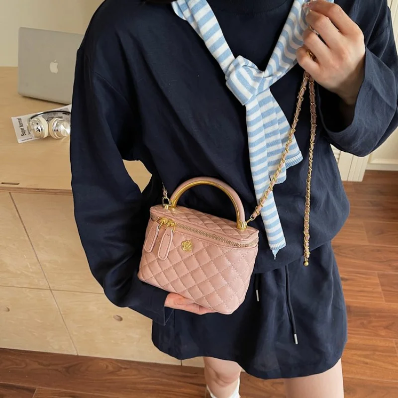 

Famous Designer Women's Crossbody Bag Genuine Leather Shoulder Bag Classic Elegant Style With Secure Closure For Ladies