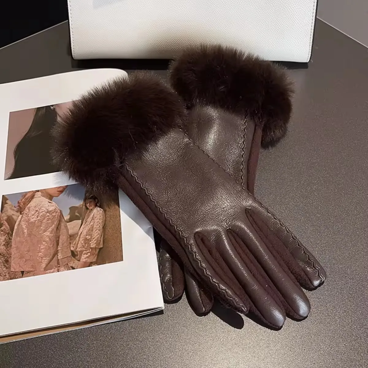 

Winter Warm PU Leather Gloves for Women Waterproof Fleece Warm Windproof Gloves Fashionable Elegant Artificial Edge Cuffs Warm