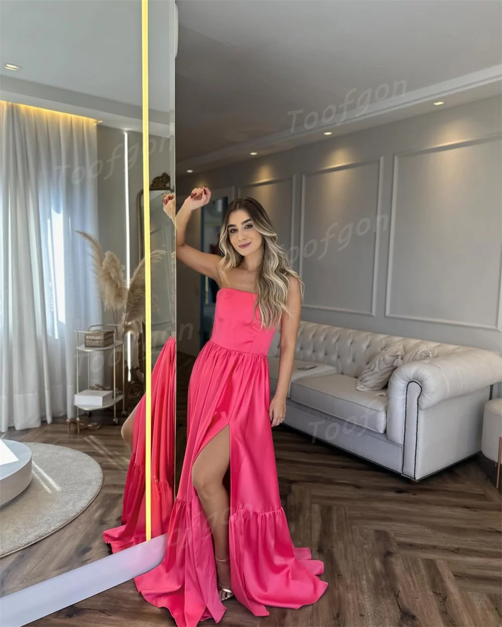 Toofgon Strapless สีชมพู A Line ชุดราตรีที่กําหนดเองซาตินนุ่ม High Slit ชุดราตรี Layered ชุดพิเศษ