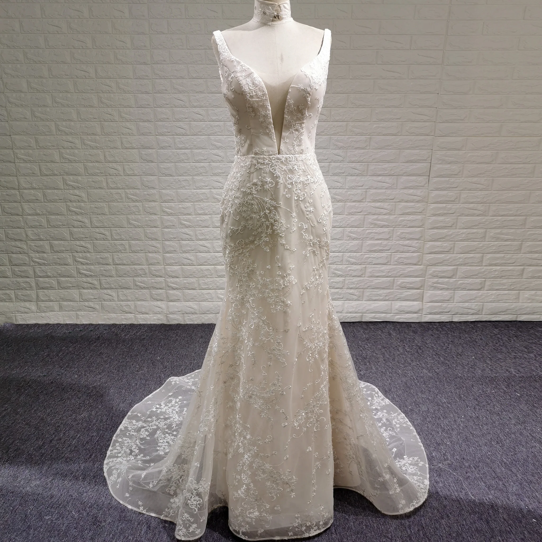 Suknia ślubna Rosymae Light Champagne w stylu syreny, dekolt w serek, kwiatowa koronka, odkryte plecy, elegancka, wygodna suknia na ślub na plaży lub na świeżym powietrzu.