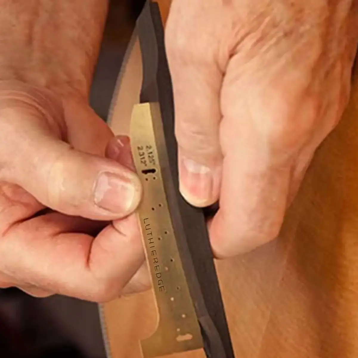 

Латунный шаблон-линейка Luthier Edge для изготовления гитарных бриджей (мостиков) для акустических гитар Martin, инструмент для разметки седел бриджей 2.125" и 2.312"