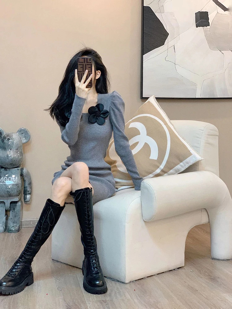 Jesienna nowa sukienka damska, podkreślająca talię, wyszczuplająca, z kwadratowym dekoltem, stylowa, dzianinowa, jednolita, zakrywająca pośladki, krótka spódnica.