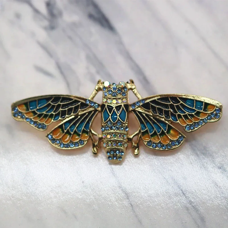 Vintage Gold-Tone Cicada Brooch, Intricate Insect Design, Retro Statement Pin Fashion Enthusiasts, Ideal Gifting Choice