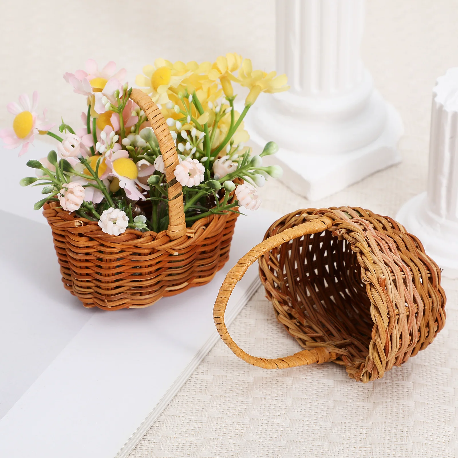 

2Pcs Mini Craft Baskets Handwoven Small Basket with Handle for Favor Gift Packaging Rustic Pastoral Decor Style