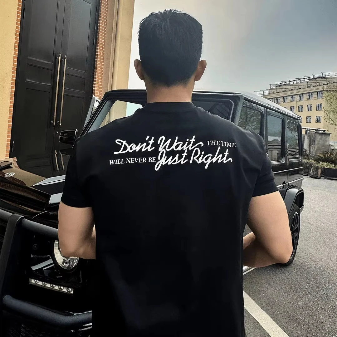 Camiseta con estampado trasero con eslogan 'Don't Wait The Time Will Never Be Just Right' para hombre, camiseta de algodón extragrande, ropa informal con letras, estilo urbano