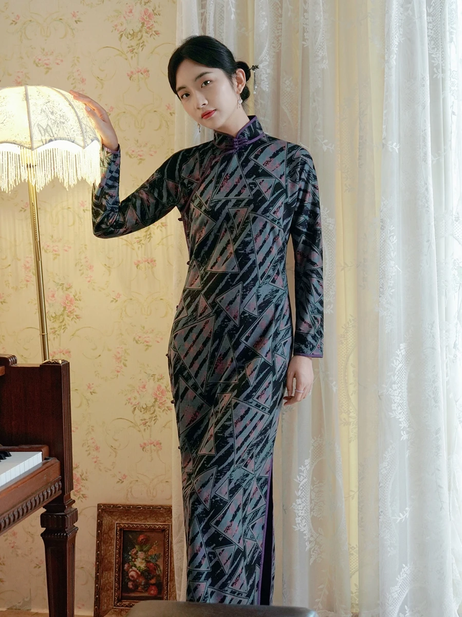 

Осенне-зимнее длинное бархатное ципао с открытым воротником и цветочным узором, в стиле ретро, для повседневной носки, с низким разрезом