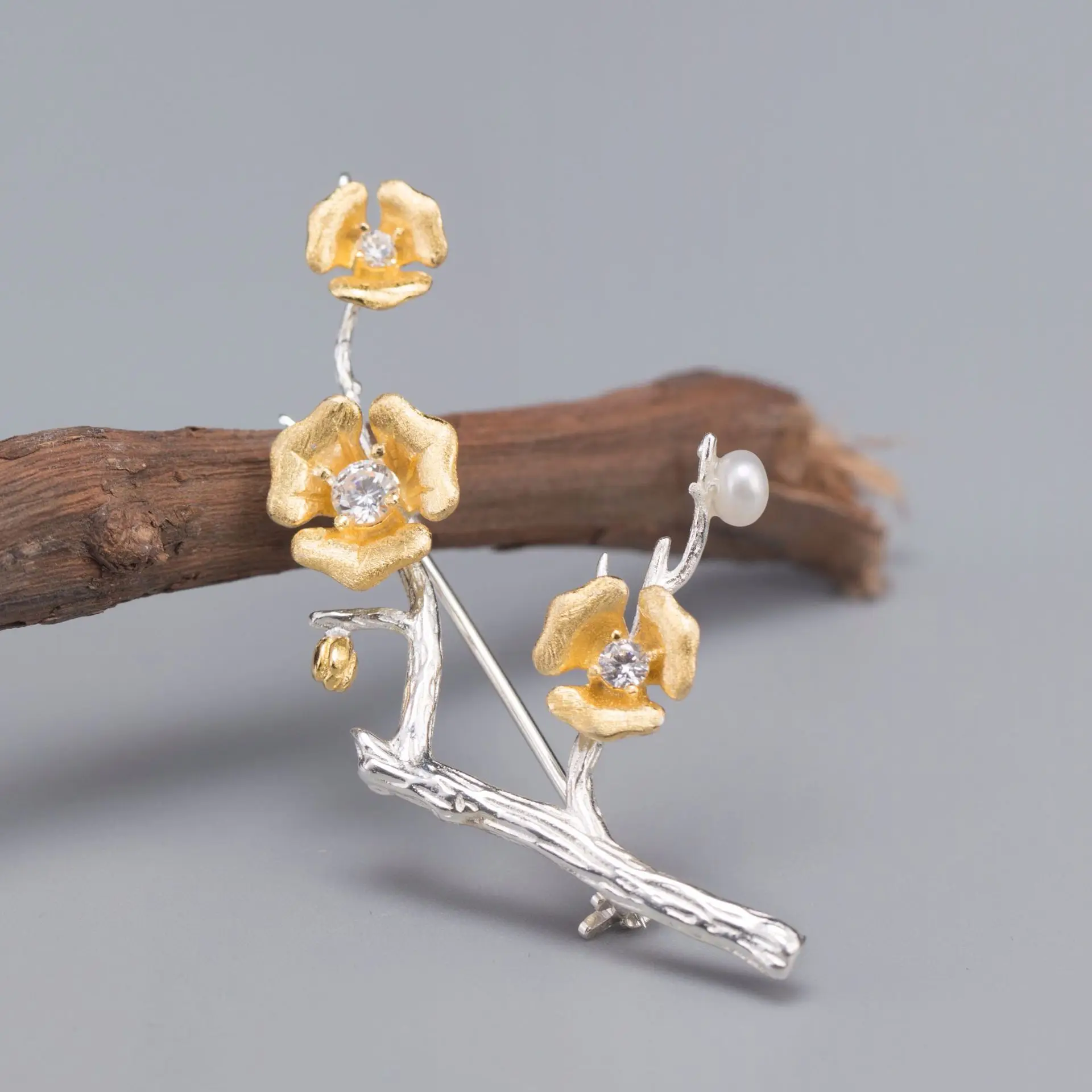 

Creative Golden Plum Blossom Branch Brooch Inlaid With Pearls, Dress Accessory Brooch, Men's And Women's S925 Silver Jewelry