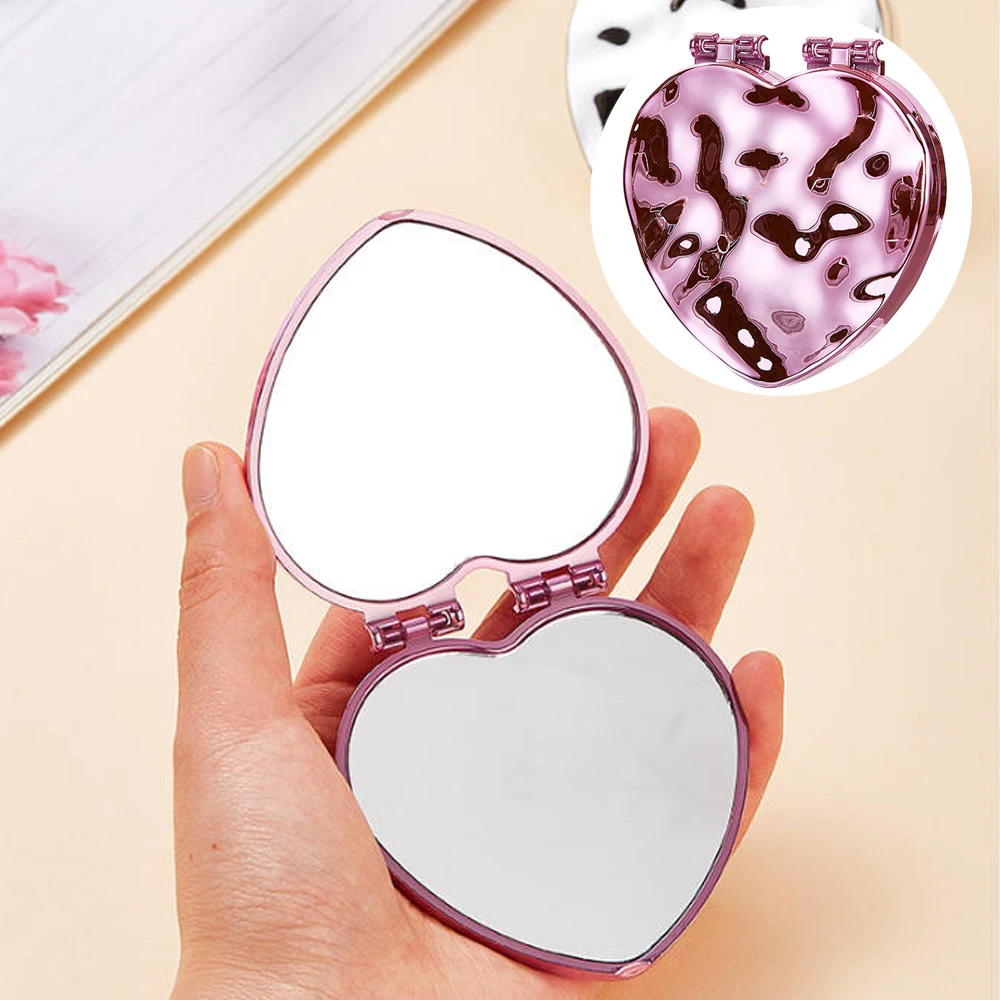 مرآة مكياج محمولة قابلة للطي على شكل قلب، مرآة سفر صغيرة بجيب صغير مع إغلاق مغناطيسي، مرآة لمستحضرات التجميل على الوجهين #1