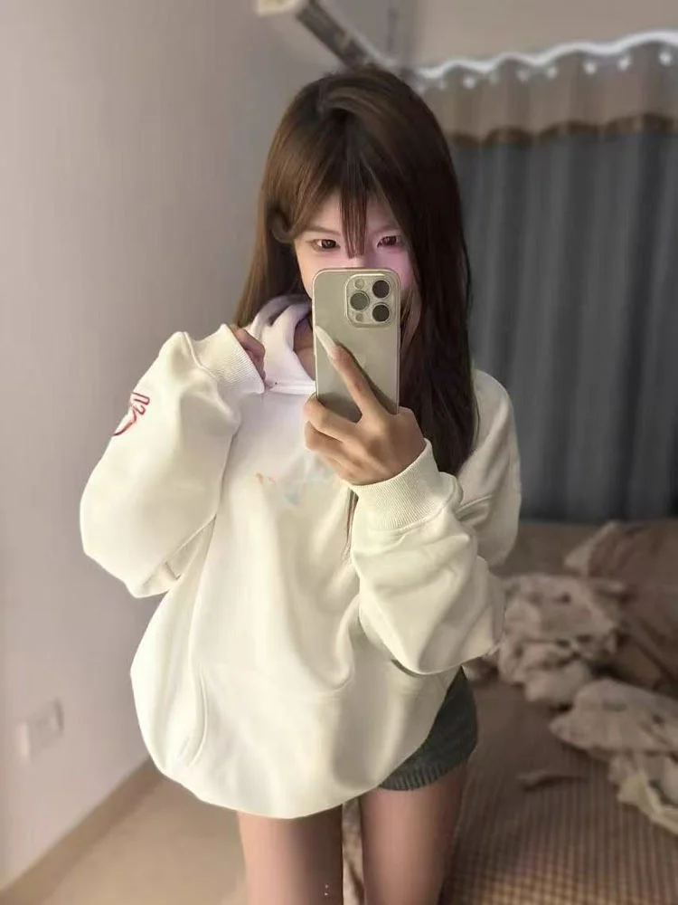 เสื้อฮู้ดปักลายโอเวอร์ไซส์สำหรับผู้หญิง สไตล์สตรีทลำลอง ใส่ได้ทั้งฤดูใบไม้ผลิและฤดูใบไม้ร่วง แฟชั่นไฮสตรีท ไซส์เล็ก เสื้อคลุม