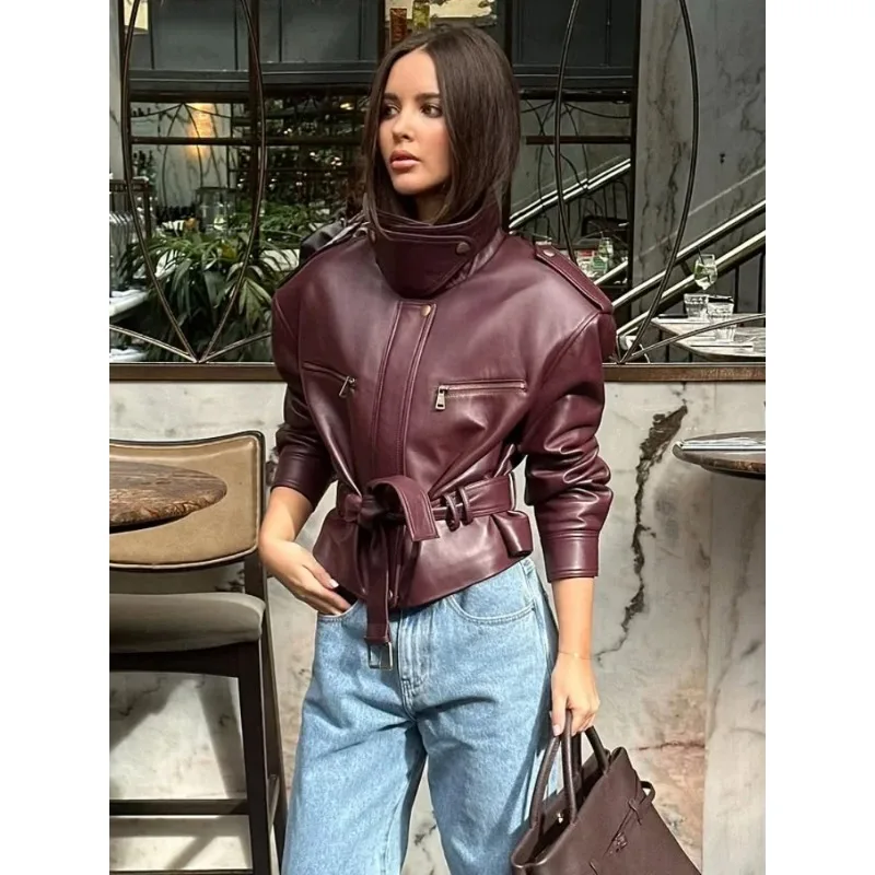แจ็คเก็ตหนังสีเบอร์กันดีสำหรับผู้หญิง ทรงเข้ารูป คอตั้ง ติดกระดุมแบบผูกเชือก ซิป แจ็คเก็ตทรงบอมเบอร์ สไตล์ลำลอง แฟชั่นไฮสตรีท