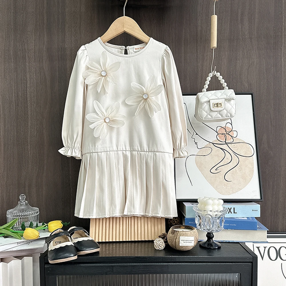 

Корейская версия, бежевые повседневные платья для девочек, осеннее плиссированное платье с длинными рукавами и 3D цветами для детей 4–7 лет, однотонная детская одежда