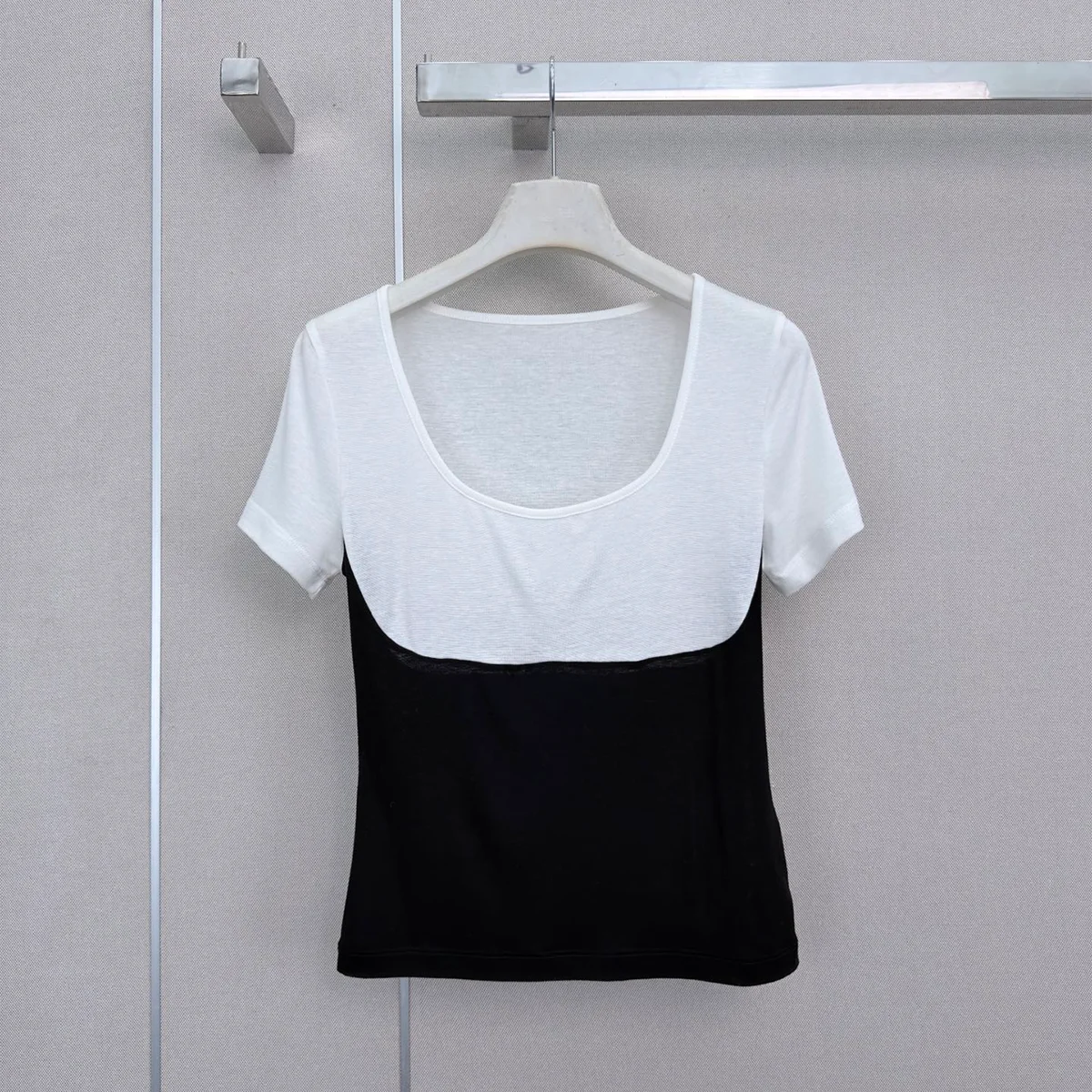 2026 high-quality women's black and white contrasting large U-neck short sleeved T-shirt fake two pieces--hb801